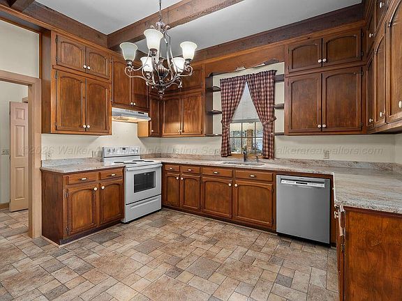 2nd image of 910 14th Ave W