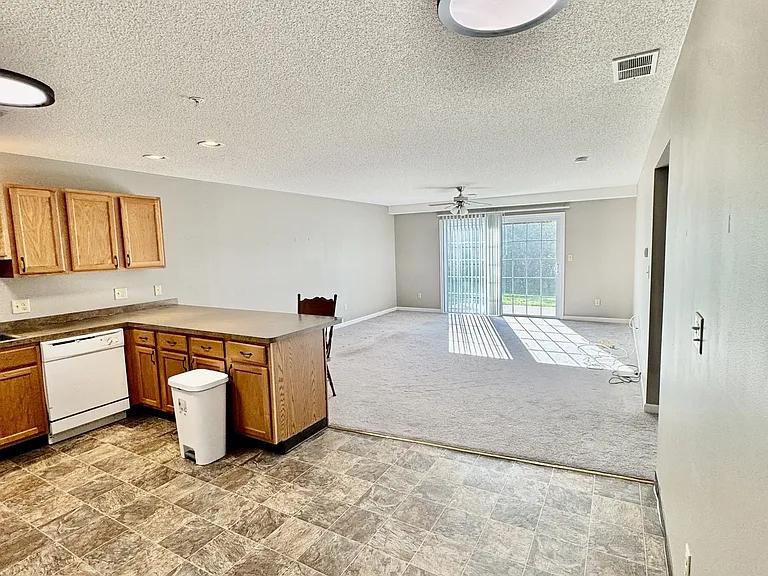 8121 N Main St — Photo 3