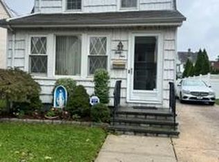 34 Harvard St, Williston Park, NY 11596
