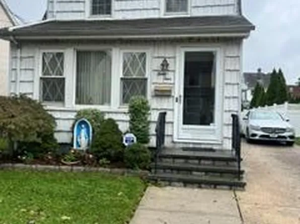 34 Harvard St, Williston Park, NY 11596