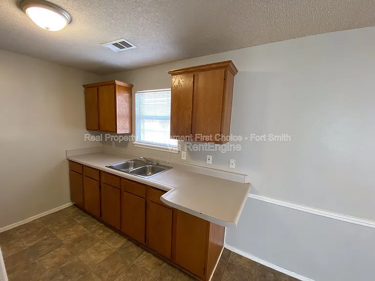 1911 Whippoorwill Dr — Photo 7