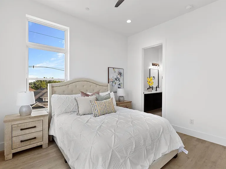 723 W 10th St #101 — Photo 19