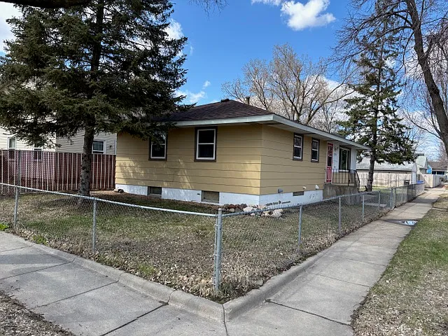725 Grotto St N — Photo 12
