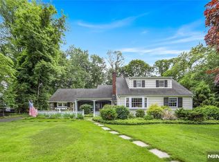 384 Pinewood Dr, Wyckoff, NJ