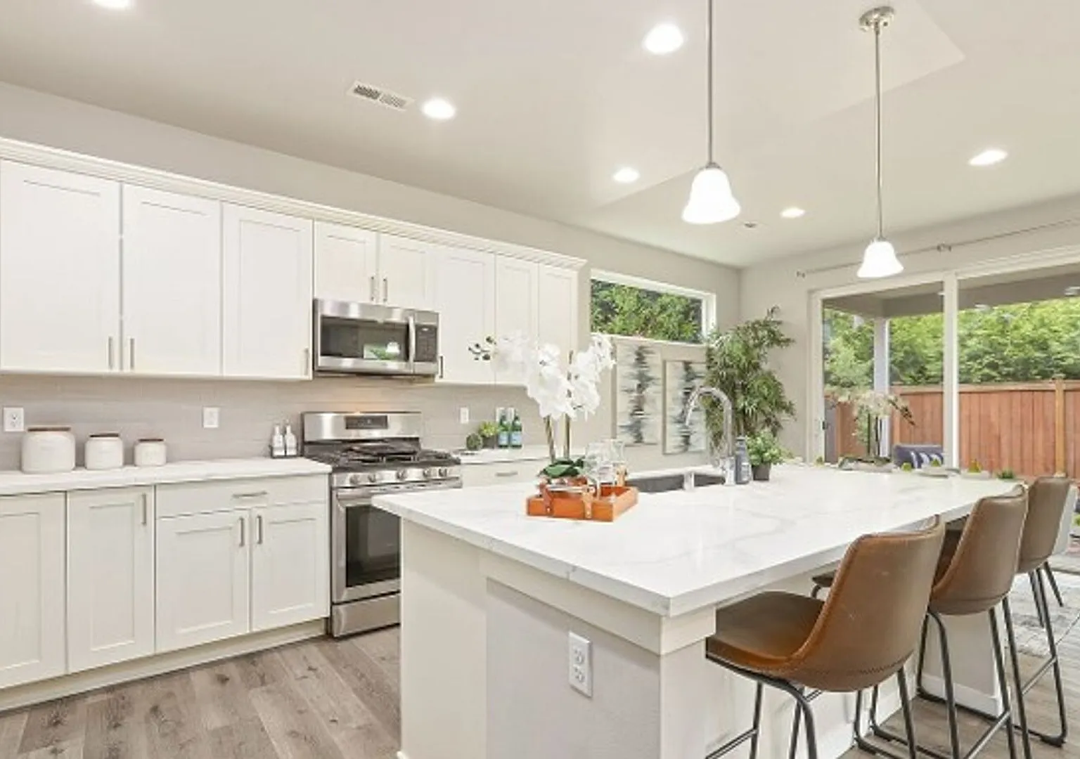 Spacious 4-Bed Home with Den in Holley Brooke — Photo 1