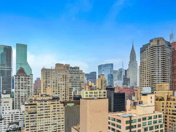 100 United Nations Plaza image 1 of 8