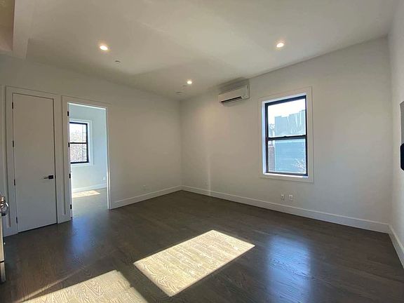 4th image of 644 Lorimer St #B3