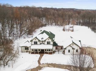 7048 W Ridgeview Ct, Mequon, WI 53092