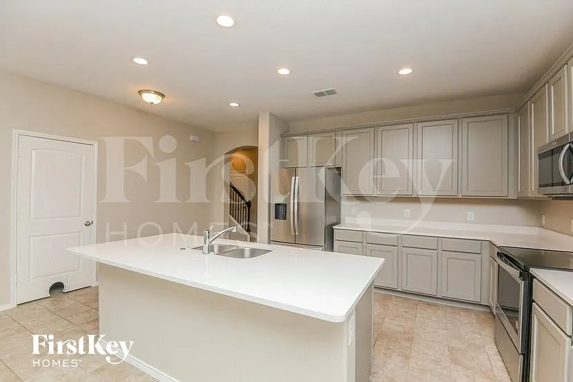 4 bed, 3.0 bath, 2594 sqft, $2,570 — Photo 3