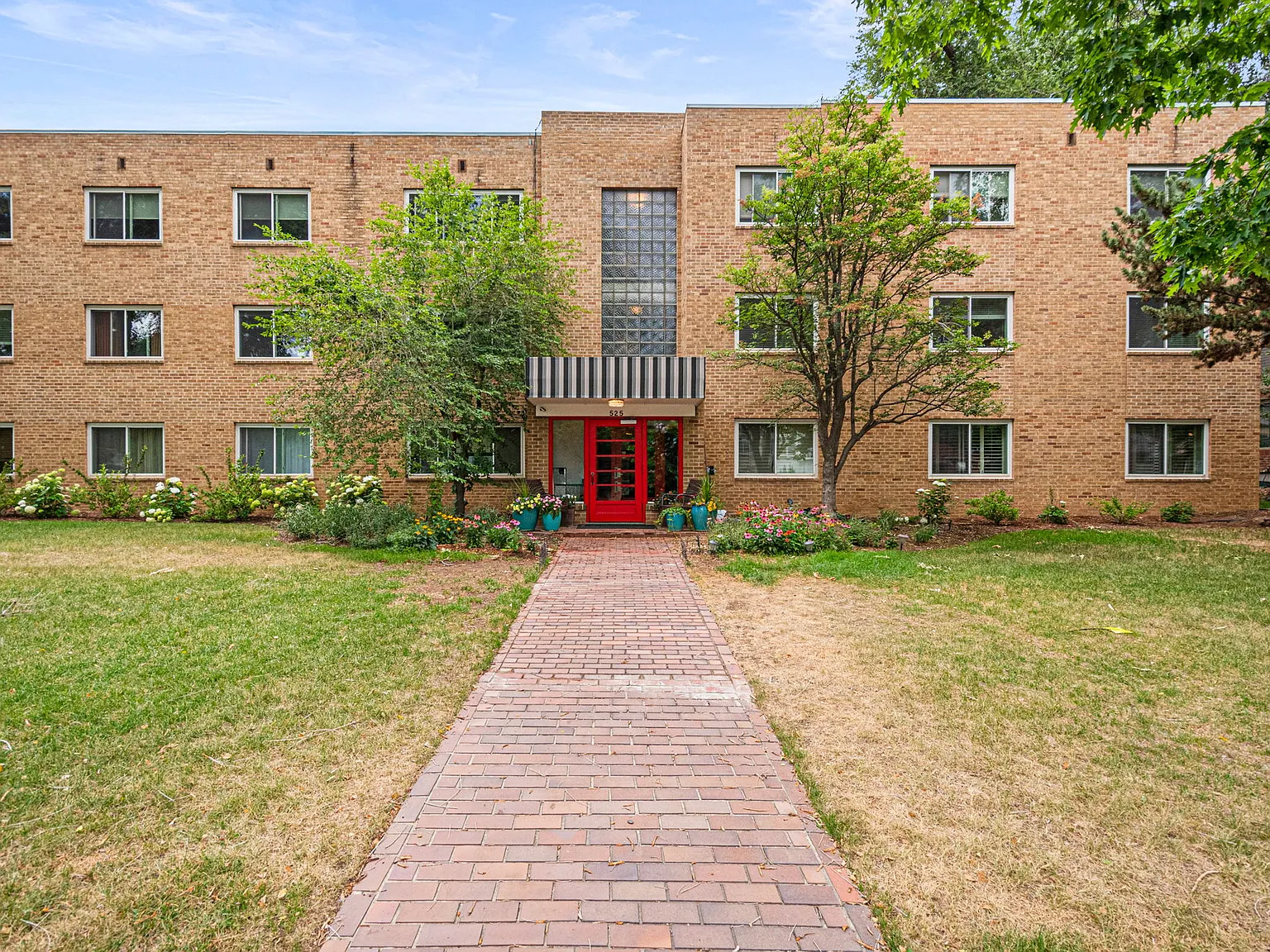 2 bed, 917 sqft, $1,995 — Photo 1