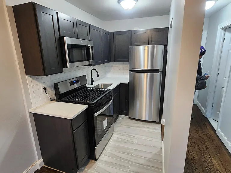 420 W 7th St — Photo 10