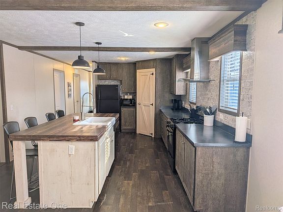 3rd image of 573 Turquoise Dr