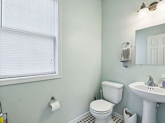 Main level 1/2 bath