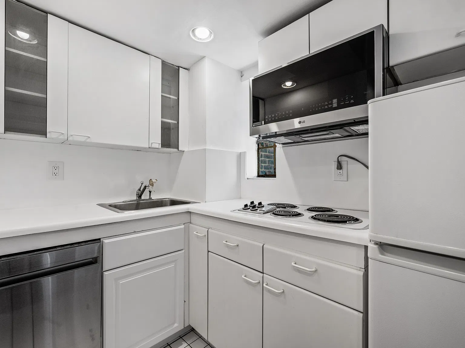 320 East 42nd Street — Photo 4