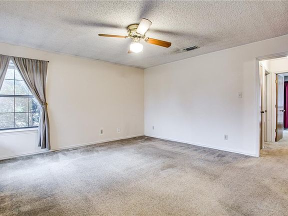 5th image of 1101 Pin Oak Dr
