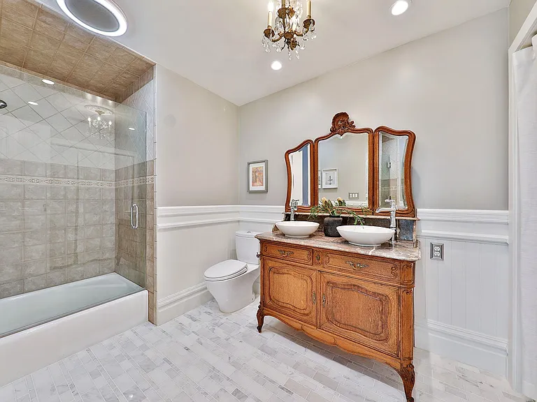 725 Webster St — Photo 14