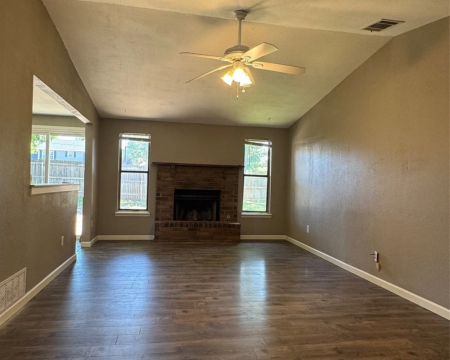 3 bed, 2.0 bath, 1192 sqft, $1,475 — Photo 2