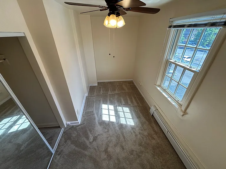 Chateau Apartments — Photo 15