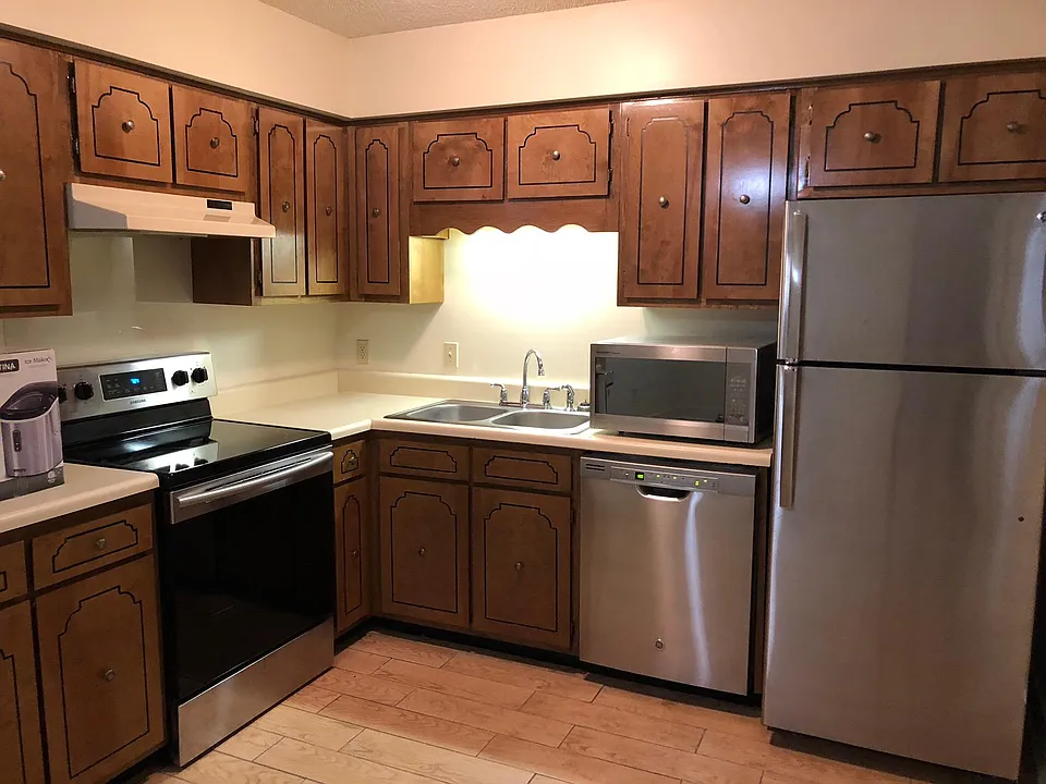 Lovely stainless steel kitchen appliances. Ice maker and microwave is included.