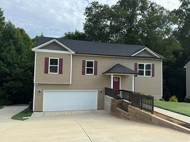 5 bed, 2128 sqft, $2,400 — Photo 2