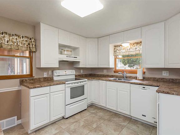 4th image of 1090 Desnoyers St