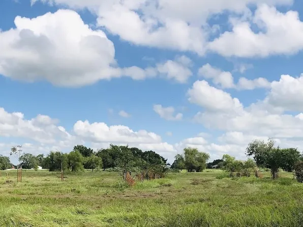 762 Stallion Cir, Angleton, TX 77515