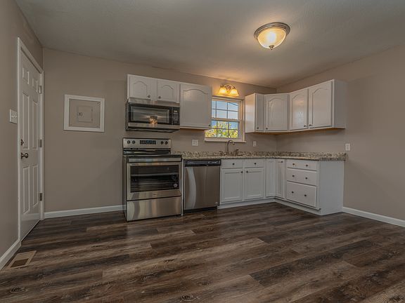 5th image of 943 Sommerset Dr