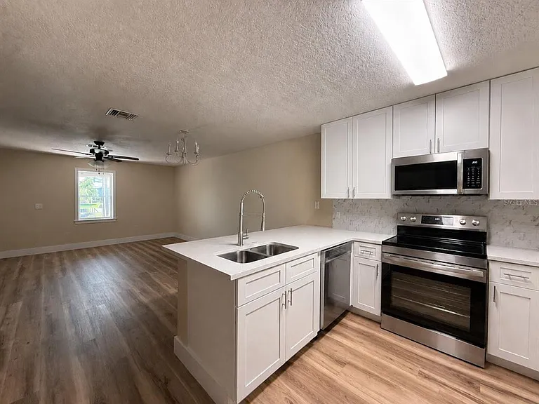 12718 Somerset Oaks St — Photo 2