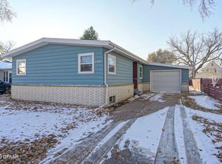 2205 8th Ave N, Grand Forks, ND 58203