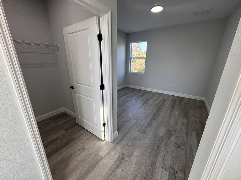 1940 Alan St — Photo 10