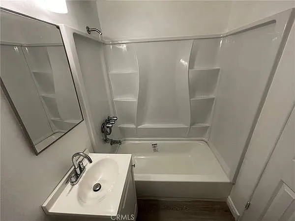 3 bed, 1100 sqft, $2,190 — Photo 2