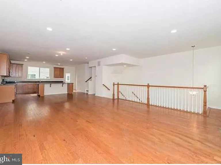 13 Bond St — Photo 3