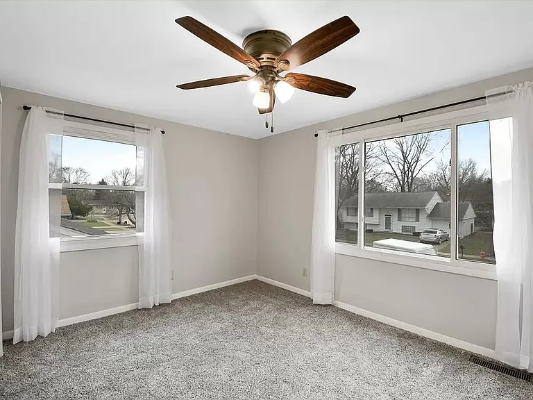 810 Centennial Dr — Photo 17