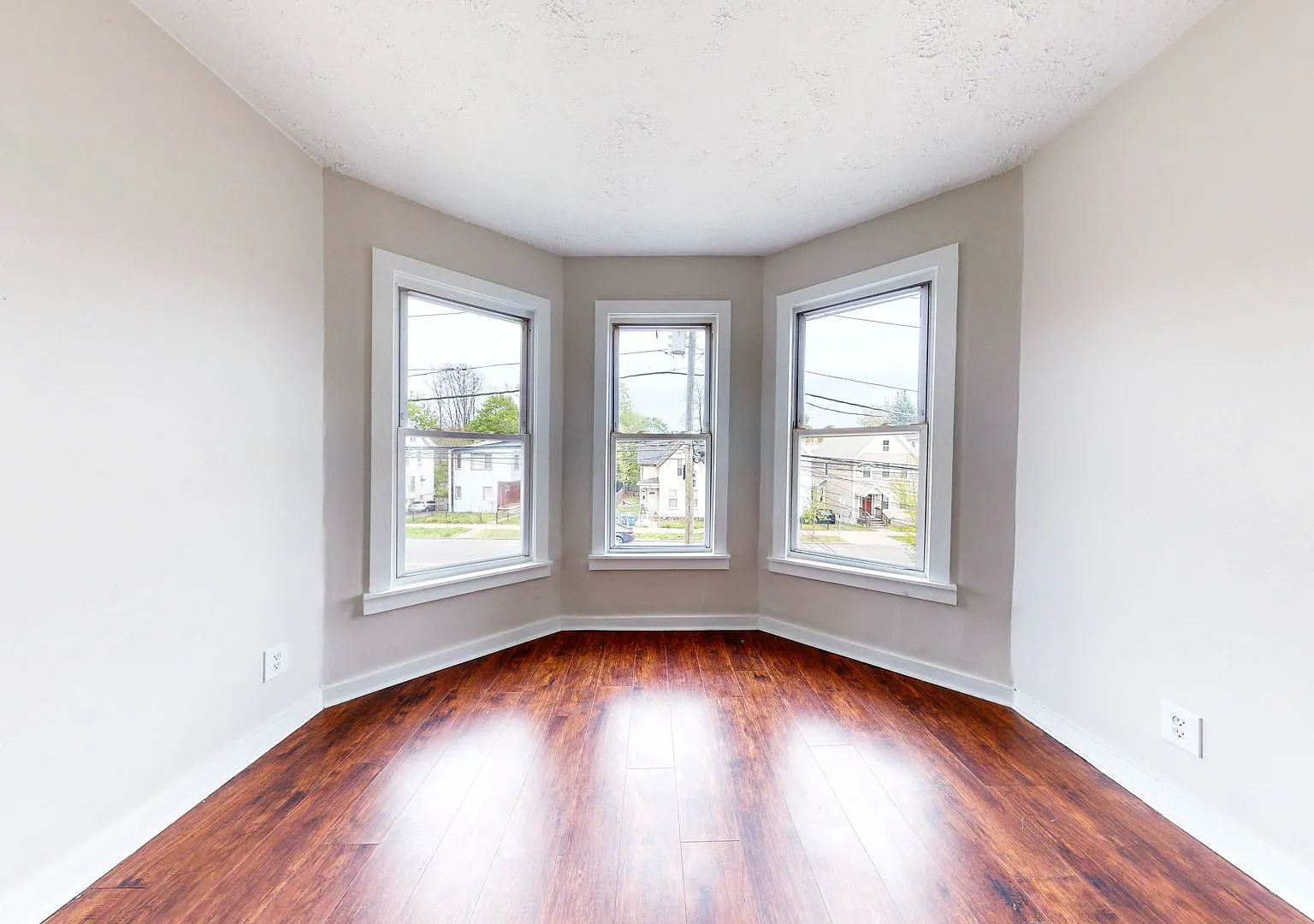 2-Bedroom Apartment Minutes from Science Hill — Photo 3