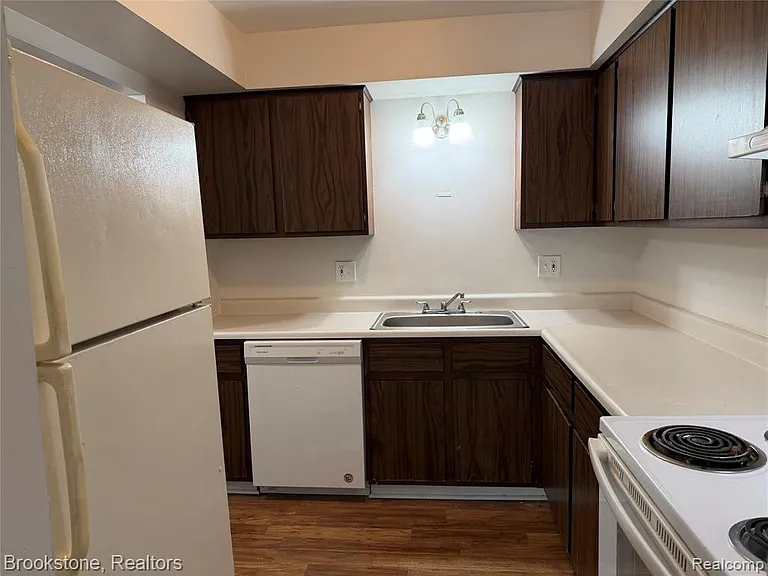 23600 Kelly Rd #6 — Photo 4