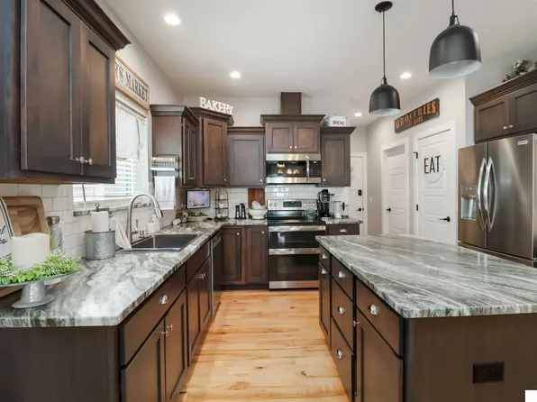 1046 N 107th St, Lincoln, NE 68527