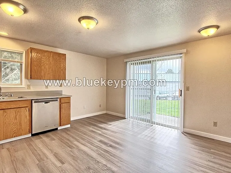 14005 NE 70th St — Photo 5