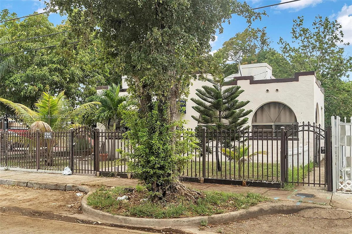 Building Photo - 1137 NW 29th Ter #1130