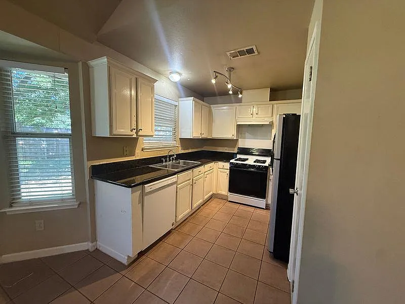 3 bed, 2.0 bath, 1232 sqft, $1,850 — Photo 3