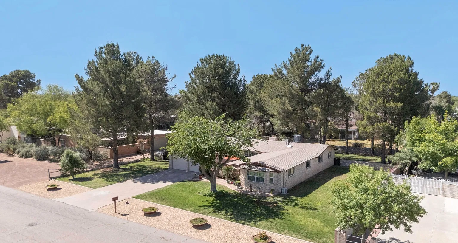 801 Montclair Dr — Photo 3