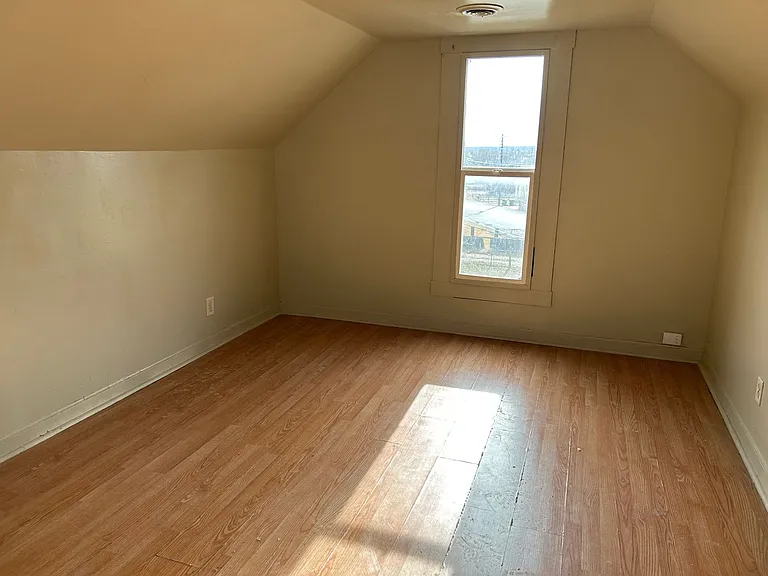 279 W Railroad Ave — Photo 2