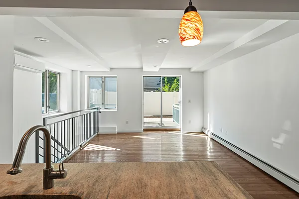 Sold by R New York | media 9