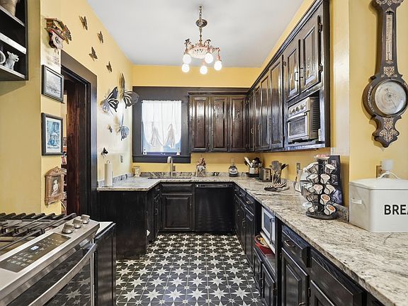 24th image of 1823 S Broadway St