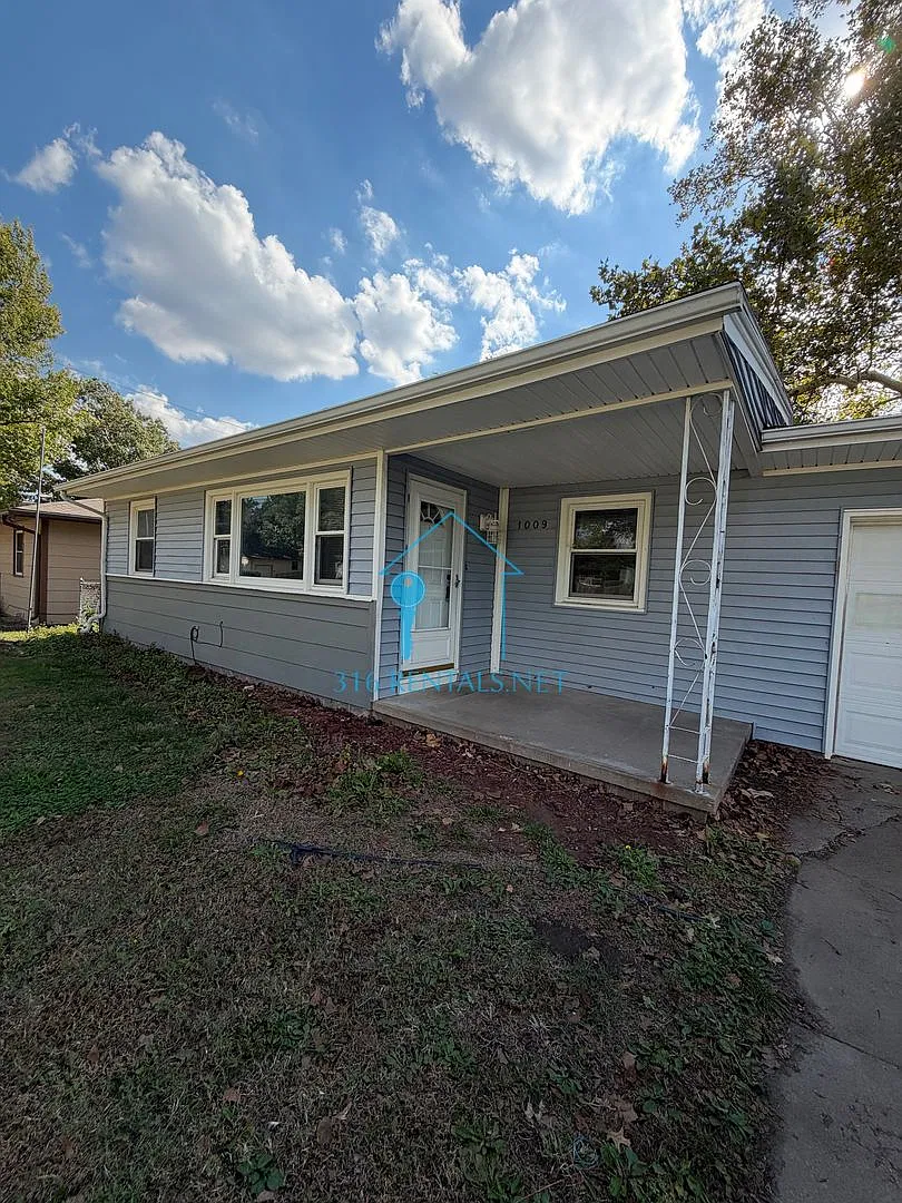 Three bed one bath available now! — Photo 1