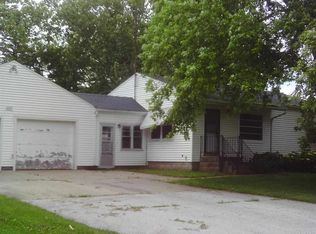 111 Lowder Rd, Waterloo, IA 50703