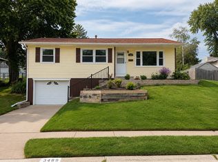 3489 Sunny Hill Dr, Bettendorf, IA 52722