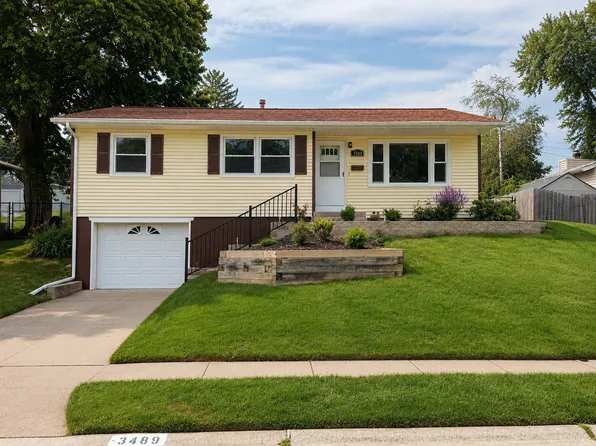 3489 Sunny Hill Dr, Bettendorf, IA 52722