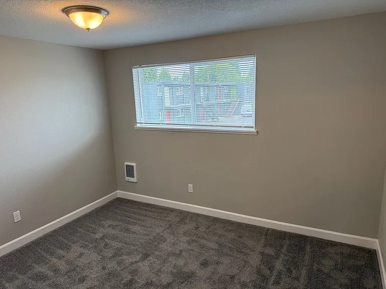 MAC CITY APARTMENTS — Photo 9