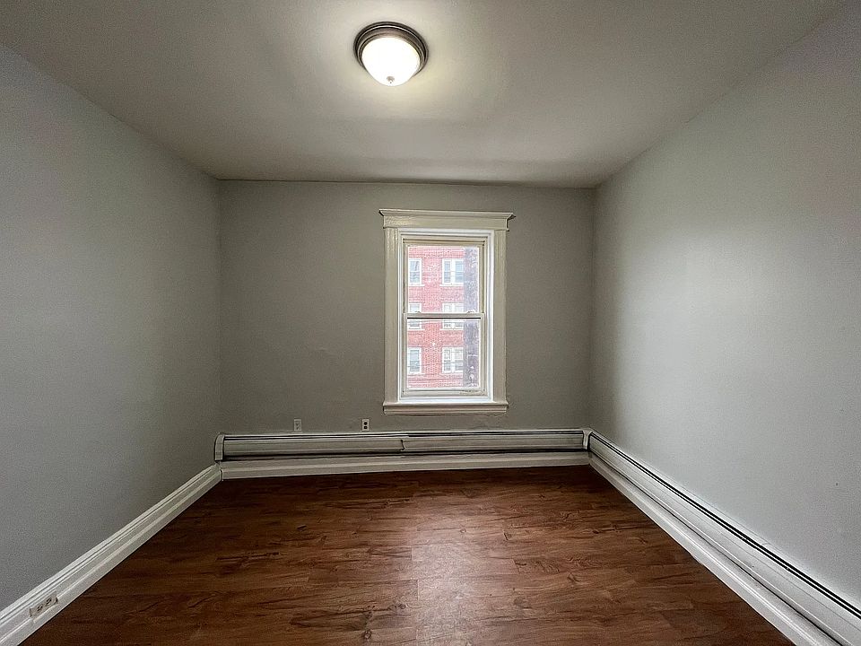2nd image of 115 Brown Pl #U8