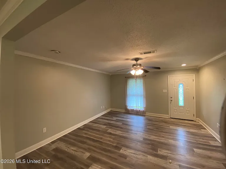 218 Alverado Dr — Photo 3